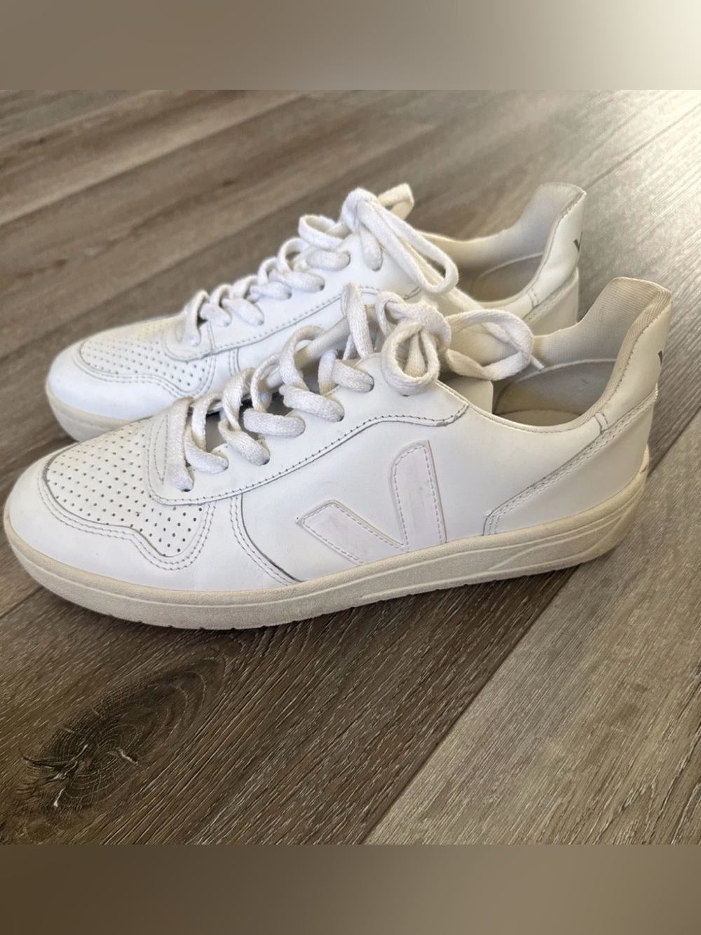 Veja V-10 White Lace Up Athletic Shoes Sneakers Women's Size 9